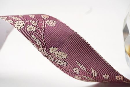 Weißes Valentinsranken Jacquardband_AI-KN